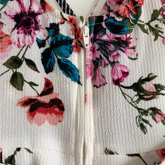 Floral Romper Women’s V-Neck Short Sleeve Boho Summer Romper Size XS/S - Picture 10 of 13